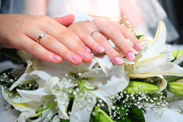 Mãos Dos Recém Casados Buquê Casamento — Fotografia de Stock