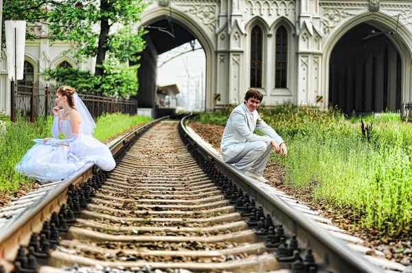 Zwei Frischvermählte Sitzen Auf Den Bahngleisen — Stockfoto