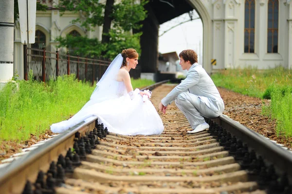 Yeni Evli Tren Raylarında Oturuyor — Stok fotoğraf