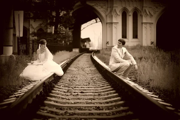Dos Recién Casados Sentados Las Vías Del Tren — Foto de Stock