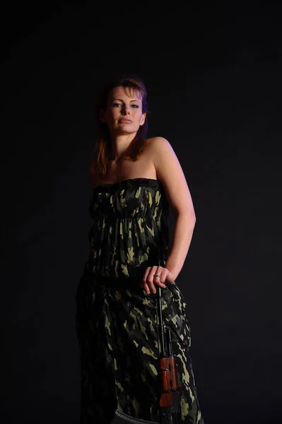 Ξανθιά Καμουφλάζ Φόρεμα Χρωματισμός Σκούρο Φόντο Στο Στούντιο — Φωτογραφία Αρχείου