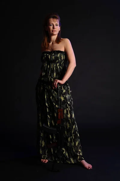Rubia Vestido Camuflaje Para Colorear Sobre Fondo Oscuro Estudio —  Fotos de Stock