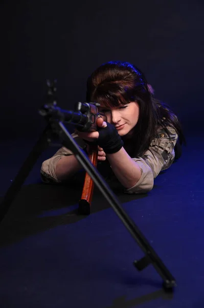 Menina Morena Com Armas Fundo Escuro Estúdio — Fotografia de Stock