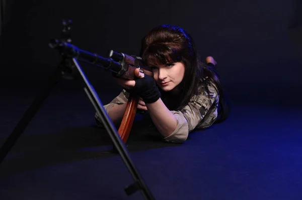 Menina Morena Com Armas Fundo Escuro Estúdio — Fotografia de Stock