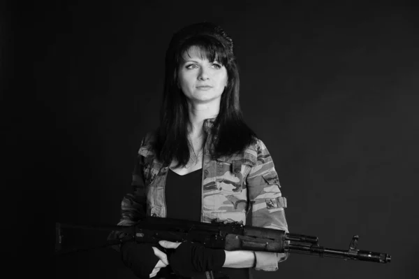 Barna Lány Fegyverekkel Egy Sötét Háttér Stúdióban — Stock Fotó