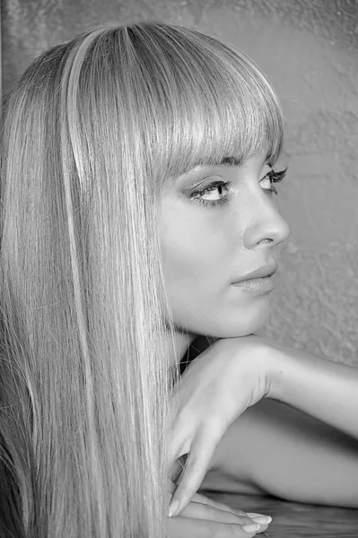 Retrato Uma Menina Loira Com Cabelos Longos Perfil — Fotografia de Stock