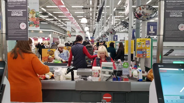 Russland Petersburg 2020 Einkäufer Der Kassenzone Supermarkt — Stockfoto