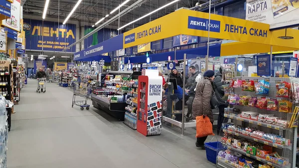 Rosja Sankt Petersburg 2020 Nabywcy Strefie Gotówki Supermarkecie — Zdjęcie stockowe