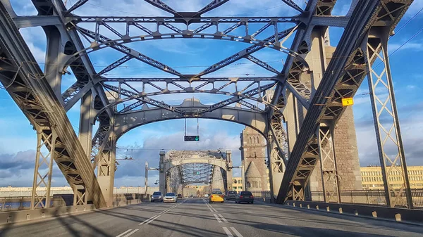 Rusia San Petersburgo 2020 Puente Bolsheokhtinsky Puente Levadizo Sobre Río —  Fotos de Stock