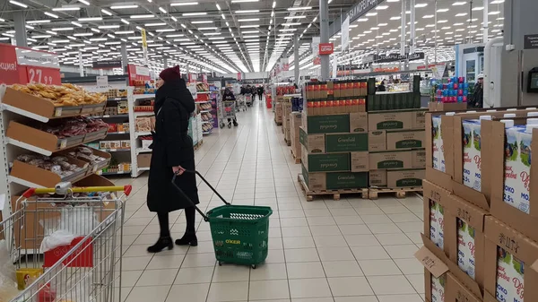 Russia Petersburg 2020 Shoppers Baskets Supermarket — Stock Photo, Image