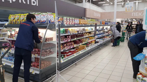 Rusia San Petersburgo 2020 Compradores Con Cestas Supermercado — Foto de Stock