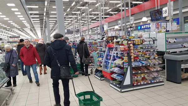 Russland Petersburg 2020 Einkäufer Mit Körben Supermarkt — Stockfoto