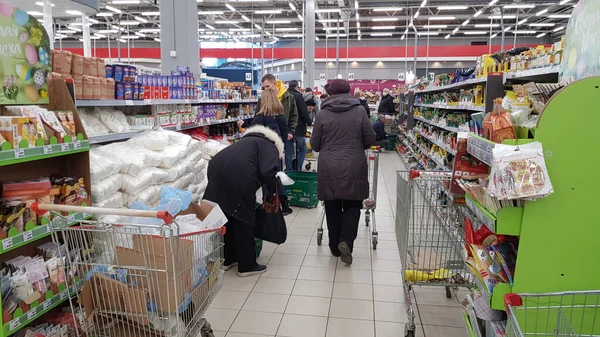 Rusland Petersburg 2020 Shoppers Met Manden Een Supermarkt — Stockfoto