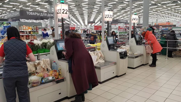 俄罗斯圣彼得堡2020年3月14日买主在一家超级市场的自助收银台上安装了手提扫描仪 — 图库照片