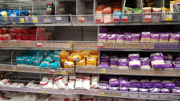 Rusia San Petersburgo 2020 Paquetes Con Cereales Supermercado — Foto de Stock