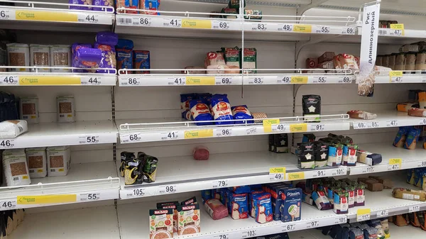 Rusia San Petersburgo 2020 Estantes Semivacíos Con Cereales Debido Coronovirus —  Fotos de Stock