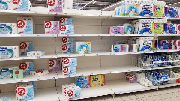 Rusya Petersburg 2020 Bir Süpermarkette Koronovirüs Nedeniyle Tuvalet Kağıdı Ile — Stok fotoğraf