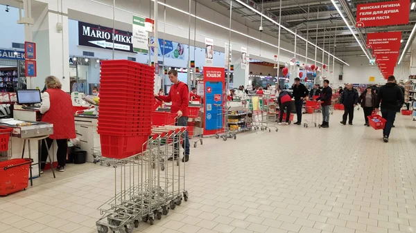 Росія Санкт Петербург 2020 Кілька Клієнтів Касі Супермаркеті Через Короновірус — стокове фото