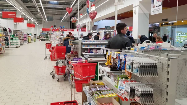 러시아 상트페테르부르크 2020 코로나 바이러스 Coronovirus 슈퍼마켓의 계산자 지역에 고객은 — 스톡 사진