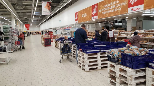 러시아 상트페테르부르크 2020 코로나 바이러스때문에 슈퍼마켓에 고객은 — 스톡 사진