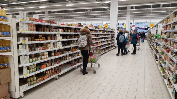 俄罗斯圣彼得堡2020年3月15日超级市场上很少有顾客因为感染了大肠病毒感染 — 图库照片