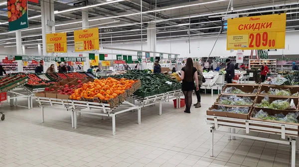 俄罗斯圣彼得堡2020年3月15日超级市场上很少有顾客因为感染了大肠病毒感染 — 图库照片