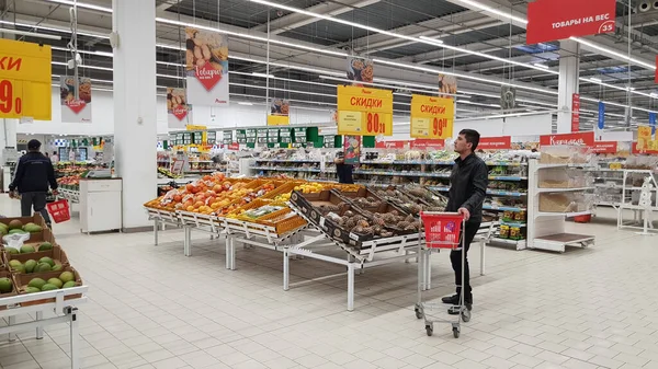 Rosja Sankt Petersburg 2020 Niewielu Klientów Supermarkecie Powodu Koronowirusa — Zdjęcie stockowe