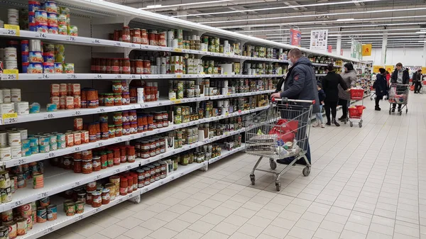 Rosja Sankt Petersburg 2020 Kupujący Supermarkecie Podczas Epidemii Koronawirusa — Zdjęcie stockowe