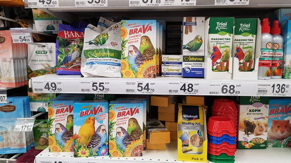 Rusia San Petersburgo 2020 Alimentos Para Loros Los Estantes Supermercado —  Fotos de Stock