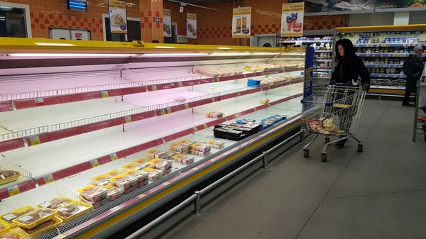 Rosja Sankt Petersburg 2020 Puste Półki Mięsem Supermarkecie Powodu Epidemii — Zdjęcie stockowe