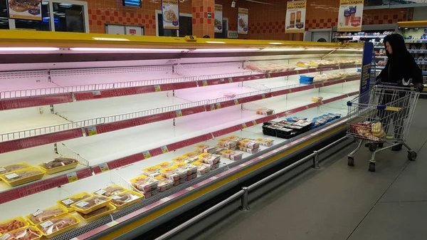 Rusia San Petersburgo 2020 Estantes Vacíos Con Carne Supermercado Debido —  Fotos de Stock