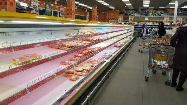Rusia San Petersburgo 2020 Estantes Vacíos Con Carne Supermercado Debido —  Fotos de Stock