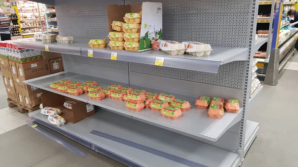 Rosja Sankt Petersburg 2020 Puste Półki Jajkami Supermarkecie Powodu Epidemii — Zdjęcie stockowe