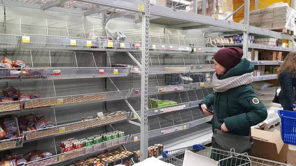俄罗斯圣彼得堡 2020年3月17日超级市场的谷物货架由于大流行而空无一人 — 图库照片