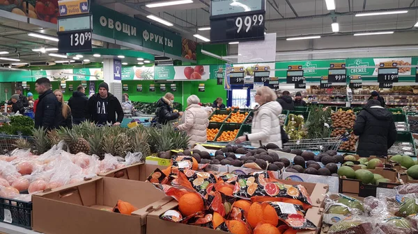 Rusia San Petersburgo 2020 Personas Departamento Verduras Del Supermercado Supermercado — Foto de Stock