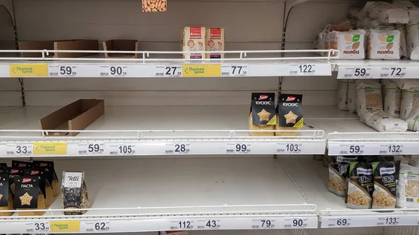 Rusia San Petersburgo 2020 Estantes Con Cereales Durante Epidemia Supermercado —  Fotos de Stock