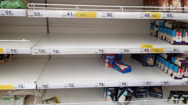 ロシア サンクトペテルブルク19 2020コロナウイルススーパーマーケットの流行中の穀物棚 — ストック写真