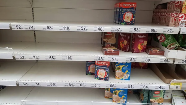 Rusia San Petersburgo 2020 Estantes Con Cereales Durante Epidemia Supermercado —  Fotos de Stock