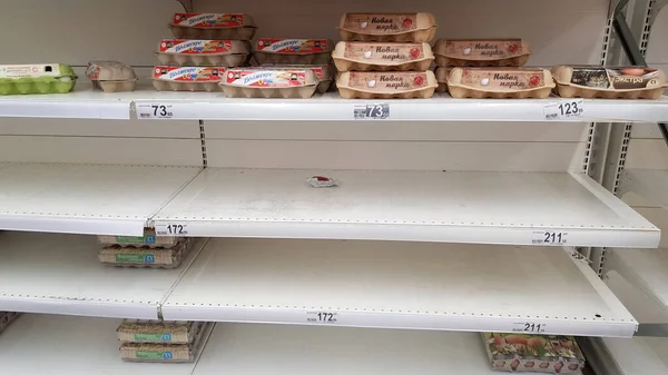 Rusia San Petersburgo 2020 Estantes Con Huevos Pollo Durante Epidemia —  Fotos de Stock