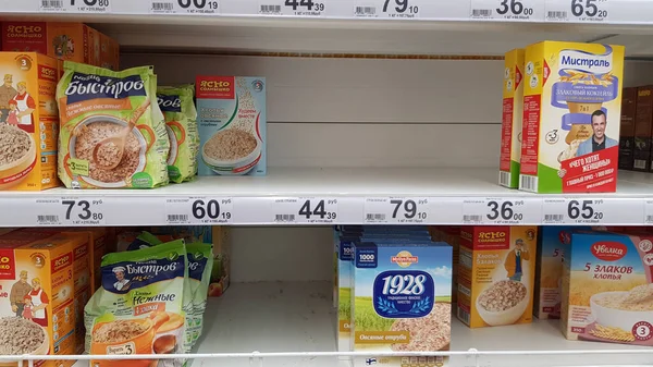 Rusia San Petersburgo 2020 Estantes Con Cereales Pasta Durante Una —  Fotos de Stock