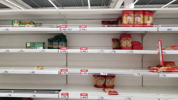 Rusia San Petersburgo 2020 Estantes Con Cereales Pasta Durante Una —  Fotos de Stock