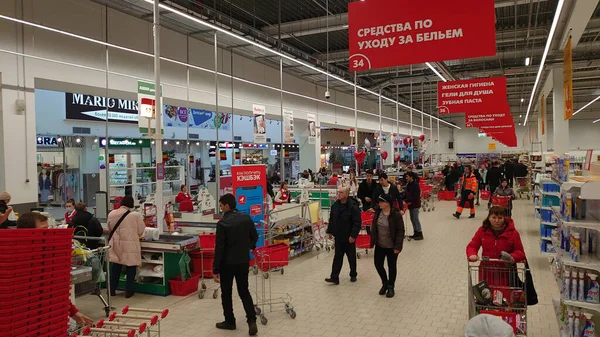 Rosja Sankt Petersburg 2020 Ludzie Podczas Epidemii Koronawirusów Supermarkecie — Zdjęcie stockowe