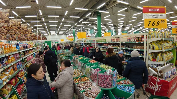 Rusia San Petersburgo 2020 Personas Durante Epidemia Coronavirus Supermercado —  Fotos de Stock