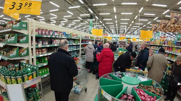 Rosja Sankt Petersburg 2020 Ludzie Podczas Epidemii Koronawirusów Supermarkecie — Zdjęcie stockowe