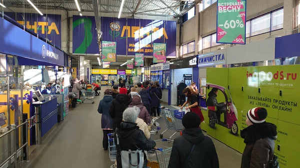 Rusko Petrohrad 2020 Lidé Během Epidemie Koronaviru Supermarketu — Stock fotografie