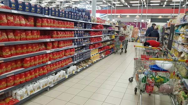 Rosja Sankt Petersburg 2020 Półki Makaronem Supermarkecie Podczas Epidemii Koronawirusa — Zdjęcie stockowe