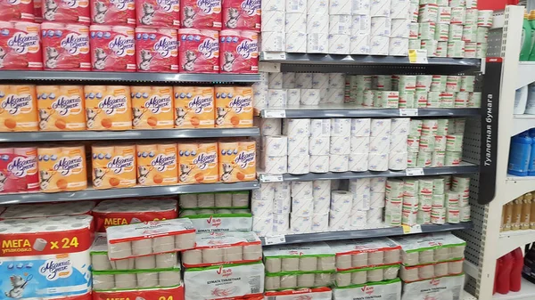 Rússia São Petersburgo 2020 Prateleiras Com Papel Higiênico Supermercado Durante — Fotografia de Stock