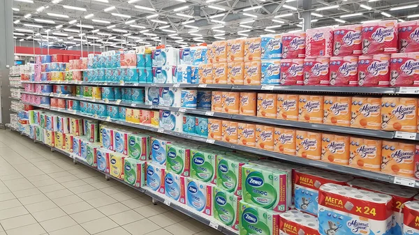 Rússia São Petersburgo 2020 Prateleiras Com Papel Higiênico Supermercado Durante — Fotografia de Stock