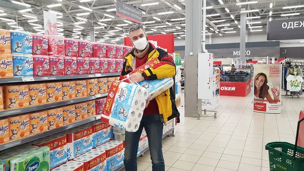 Russia Petersburg 2020 Buyer Toilet Paper Supermarket Coronavirus Epidemic — Stock Photo, Image