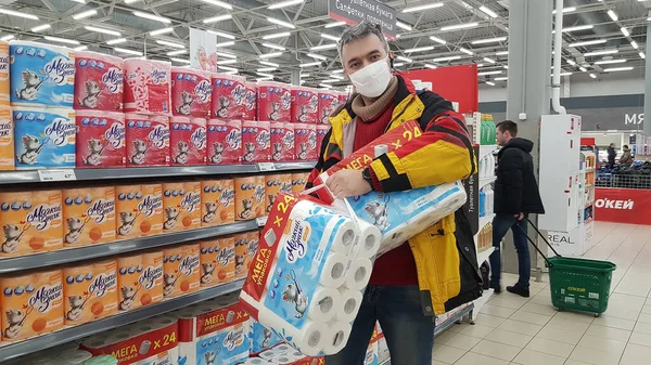Russia Petersburg 2020 Buyer Toilet Paper Supermarket Coronavirus Epidemic — Stock Photo, Image
